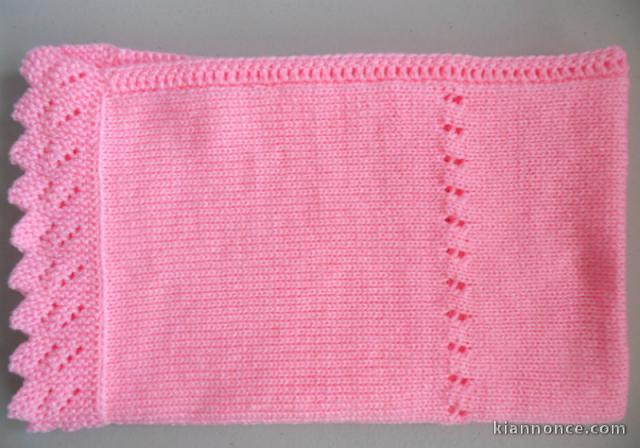 couverture rose tricot laine bébé fait main