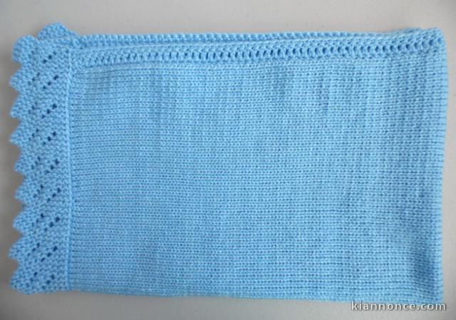 couverture bleue tricot laine bébé fait main