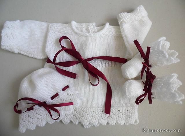 Trousseau blanc bordeaux layette bébé tricot laine