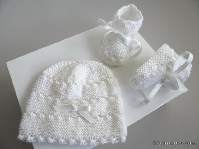 Bonnet, chaussons écrus clairs bébé tricot laine fait main