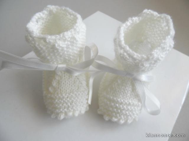 Tricot bébé chaussons blancs laine fait main