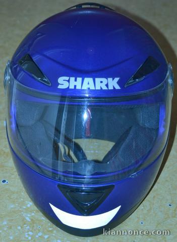 Casque Shark bleu taille M quasi neuf 90 Euros