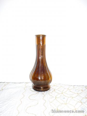 PETIT VASE EN VERRE BRUN