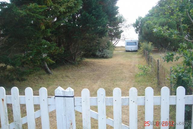 terrain clos a louer pour 1 seule caravane a 50m de la mer