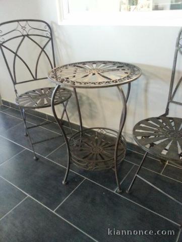 ENSEMBLE FER FORGE TABLE + CHAISES TRES BONNE QUALITE