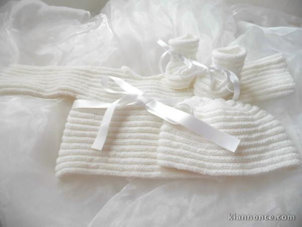 brassière bébé en laine bourrelets blanc naissance