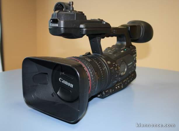 Canon XF300 plus une batterie supplémentaire longue durée.