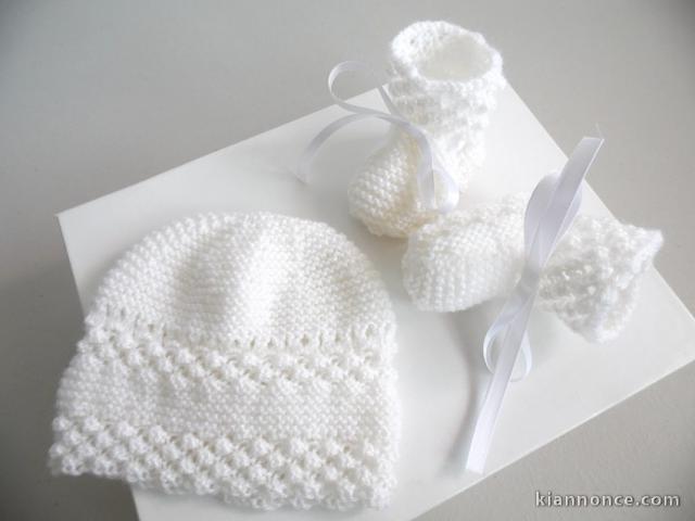 Ensemble bonnet chaussons tricot laine fait main