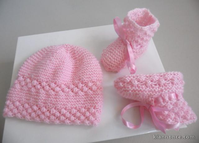 Ensemble bonnet chaussons tricot laine fait main