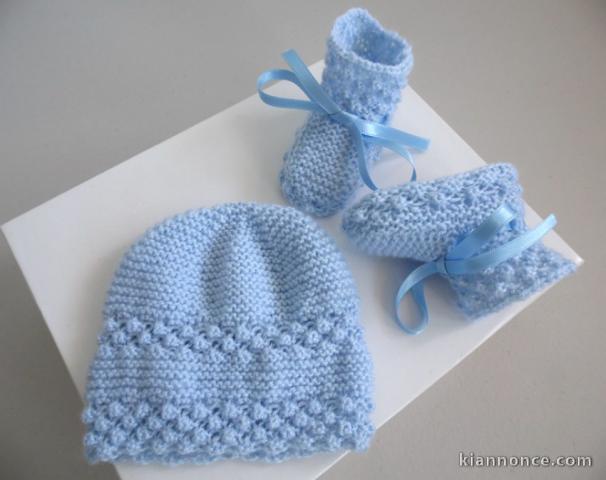 Ensemble bonnet chaussons tricot laine fait main