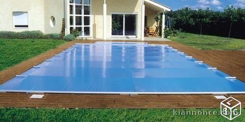 Pose de couverture de bâche de piscine