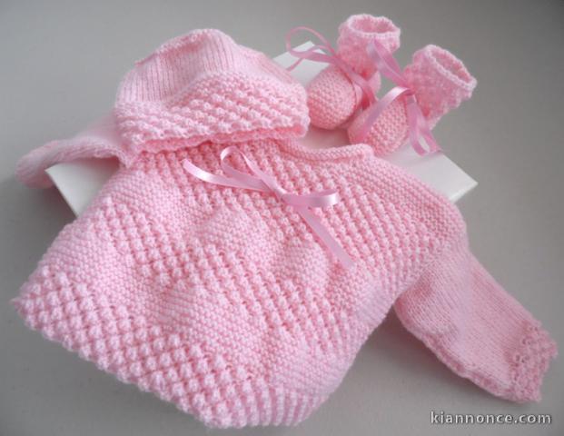 Ensemble ou trousseau rose tricot laine bébé fait main