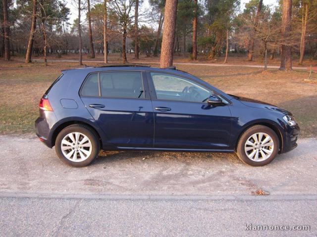 belle voiture de marque Volkswagen golf 