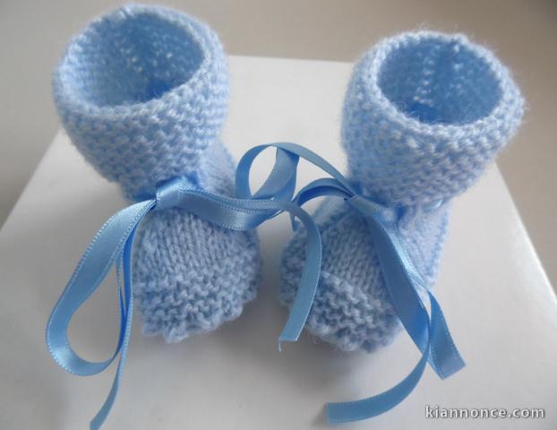 Chaussons BLEUS à crans layette bébé tricot laine