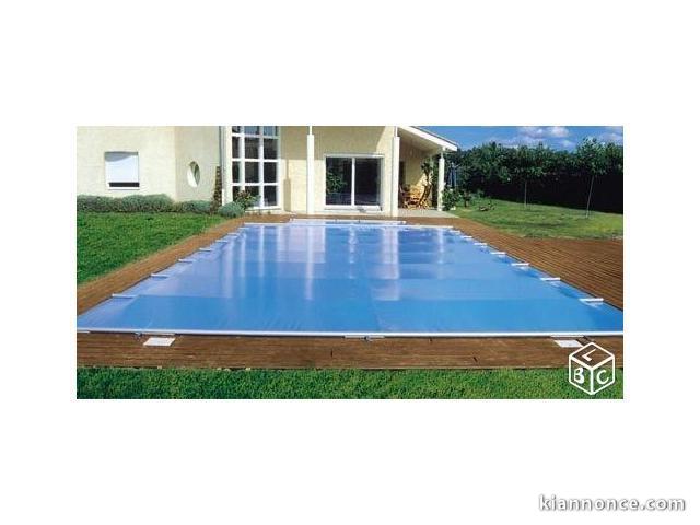 Pose de couverture de bâche de piscine