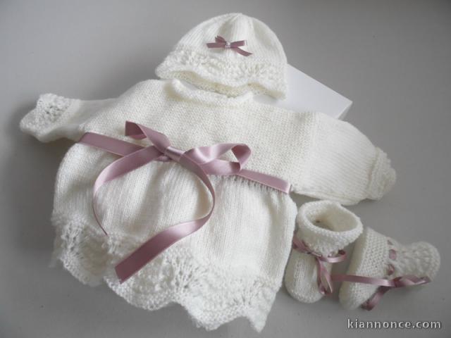 Trousseau motif vagues écru tricot bébé