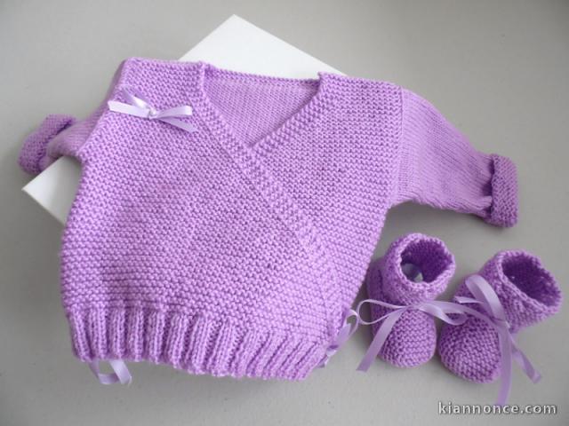 Brassière croisée et chaussons tricot bébé mauves