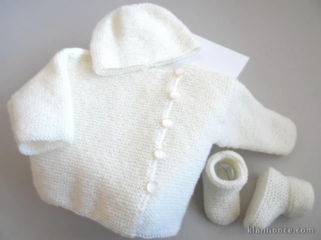 Tricot bébé brassière, bonnet, chaussons, écru mousse, laine