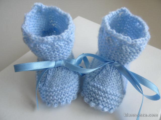 Chaussons bleu aquilon tricot bébé motif crans