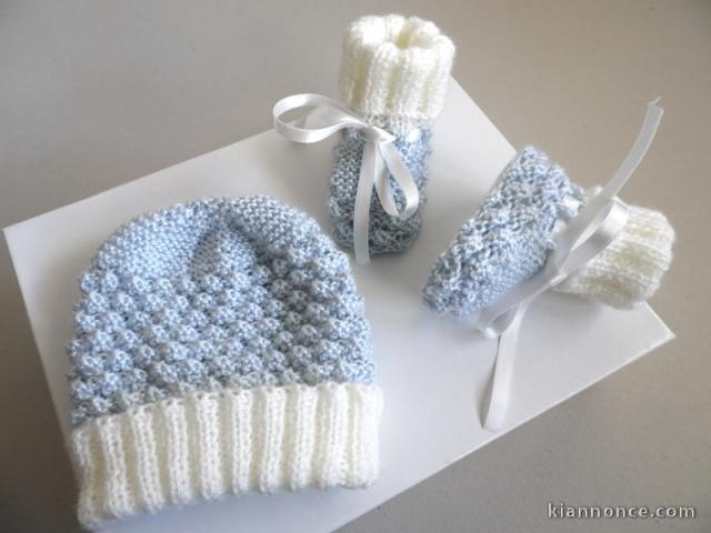 Bonnet et chaussons cali AZUR et écru, tricot bébé