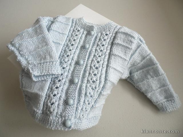 Gilet bebe, layette tricotee main, bleu azur, tricot bb fait main