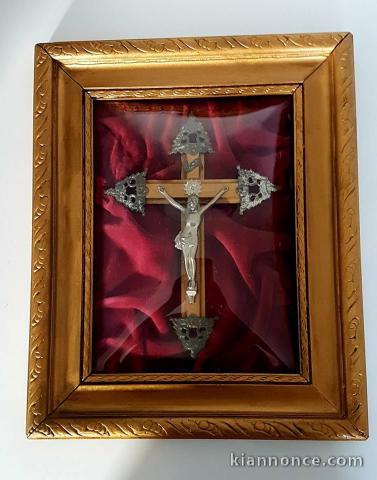 Crucifix argenté, dans un cadre stuc doré des années 1900