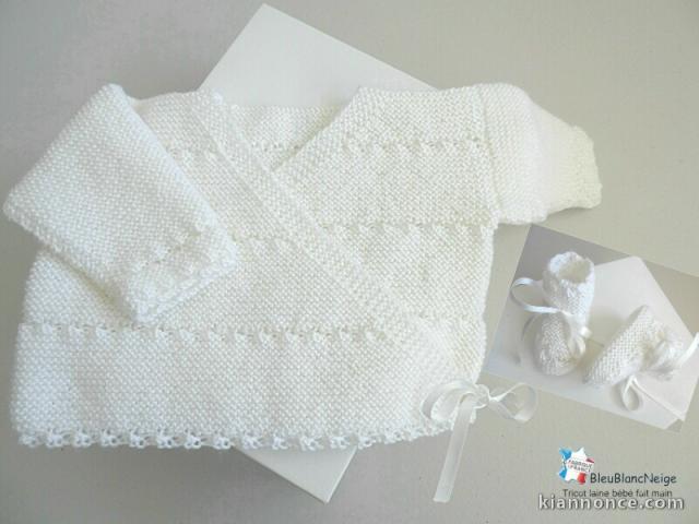 Tricot bébé, brassière croisée, bonnet, chaussons, blanc, bb