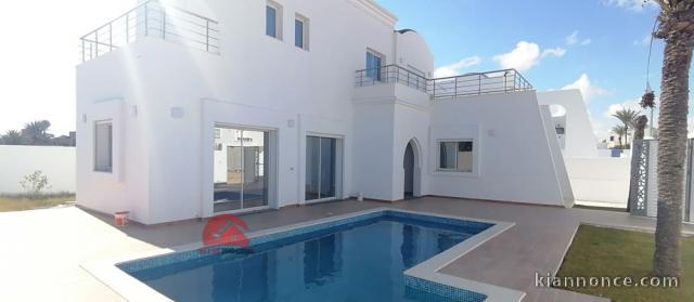 A VENDRE UNE VILLA AVEC PISCINE A LA ZONE TOURISTIQUE DJERBA