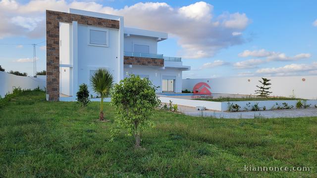 A VENDRE UNE VILLA DE HAUT STANDING AVEC PISCINE A AGHIR DJERBA