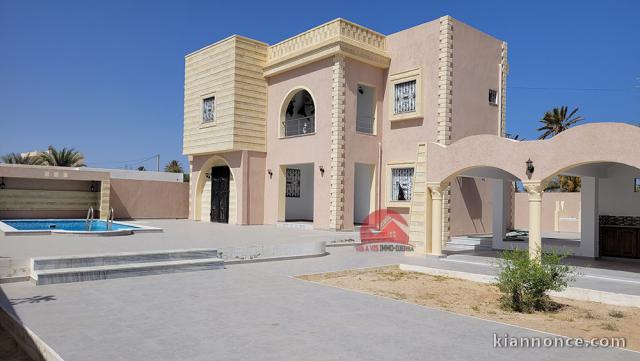  LOCATION ANNUELLE D UNE BELLE VILLA VIDE AVEC PISCINE A MIDOUN D