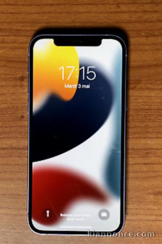 IPhone 13 dans un état neuf encore sous garantie. 