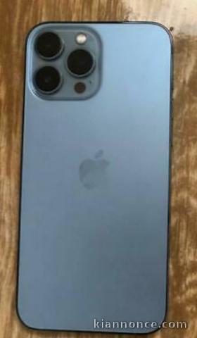 IPhone 13 dans un état neuf encore sous garantie.