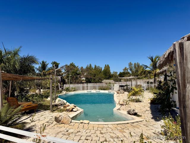 VENTE MAISON T4 + 6 BUNGALOWS AVEC PISCINE A PETITE PLAGE AMBOROV