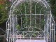 Pergola en arc pour rosiers avec banc