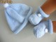 Explications tricot bébé, bonnet chaussons bleus pompons