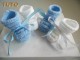 Explications tricot bébé, chaussons bleu blanc bourrelets