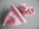 Tricot bébé, bonnet chaussons roses pompons