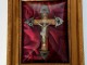 Crucifix argenté, dans un cadre stuc doré des années 1900