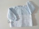 Brassière manches raglan tricot bébé Bleue blanc tricotée main
